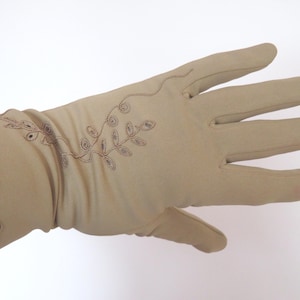 Guantes vintage de nailon color capuchino/café con detalles bordados en la parte trasera, de Morley (década de 1960), talla 7-7.5