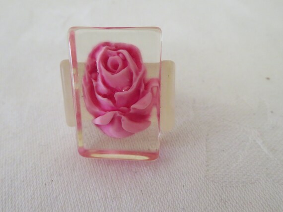 Vintage Clear and Frosted Lucite Ring with Pink A… - image 9