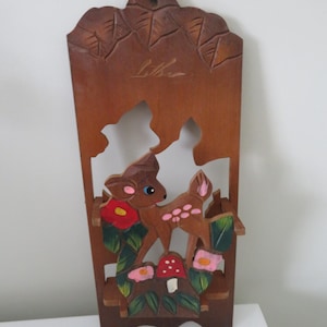 Estantería de madera vintage recortada y pintada, desplegable/articulada, para cartas y papeles, kitsch de los años 50, con motivos de ciervo, flores, seta, bosque y Bambi.