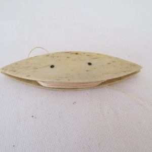 Vintage-Schiffchen aus cremefarbenem Zelluloid/Lucite mit Knochenimitat – 1930er Jahre – Knotenarbeit, Spitzenherstellung