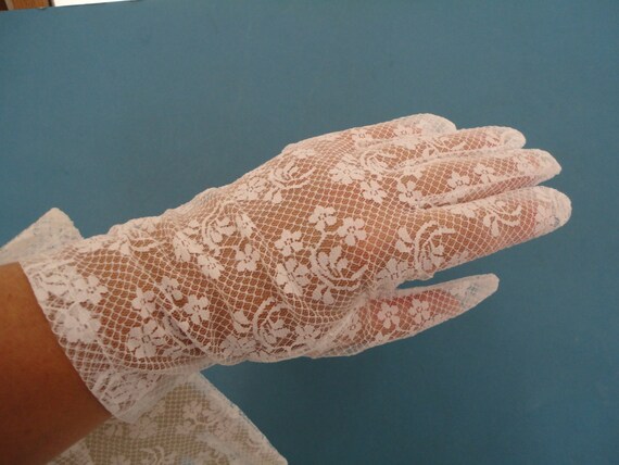 Vintage White Stretch Nylon Lace Wrist Gloves 1980