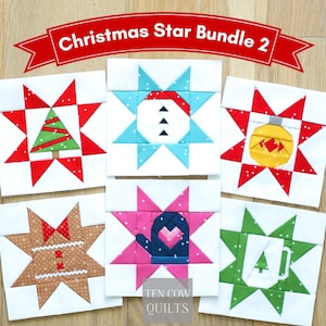 Può includere: Un set di sei blocchi trapuntati quadrati intitolati Christmas Star Bundle 2. I blocchi presentano disegni in tessuto assemblato tra cui un albero di Natale verde, un pupazzo di neve blu, una pallina gialla, un omino di pan di zenzero marrone, una muffola rosa e una tazza verde.