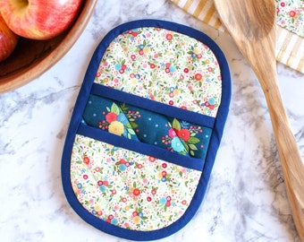 Quilted Holiday Print Pot Holder & Oven Mitt