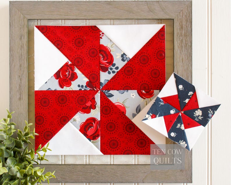 Pode incluir: Um bloco de colcha emoldurado com um design de cata-vento. O bloco grande apresenta tecido floral vermelho, tri&acirc;ngulos brancos e detalhes florais cinzentos. Um bloco menor e semelhante &eacute; exibido ao lado. A moldura &eacute; de cor cinza claro. O texto "TEN COW QUILTS" &eacute; vis&iacute;vel.