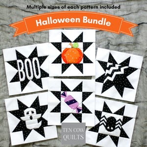 Może przedstawiać: Zestaw Halloween Bundle składający się z pięciu kwadratowych bloków pikowanych z czarno-białymi wzorami gwiazd i centralnymi motywami, takimi jak dynia, duch, pająk, cukierek oraz napis BOO. Widoczny jest tekst Multiple sizes of each pattern included.