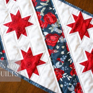 Camino de mesa patriótico, patrón de estrellas y rayas, mini colcha, PDF, estilo americano, rojo, blanco y azul, adorno para mesa, 4 de julio, azul marino con dientes de sierra