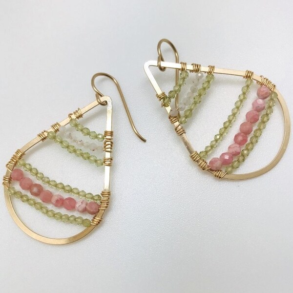 Pendientes de aro de oro envueltos en alambre de peridoto, rodocrosita y piedra lunar arcoíris genuinos, aros de lágrima rellenos de oro de 14 k, pendientes de color rosa y verde