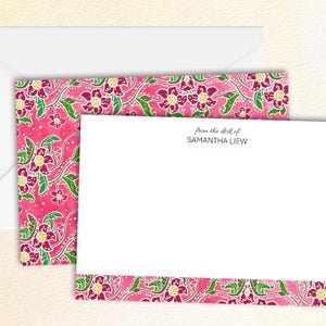 Könnte beinhalten: Briefpapier-Set mit einem weißen Umschlag, einer Karte und einer gemusterten Karte. Das Muster ist ein leuchtendes Pink mit Blumen- und Blattmotiven in Rot, Grün und Gelb. Auf der Karte steht "From the desk of SAMANTHA LIEW".