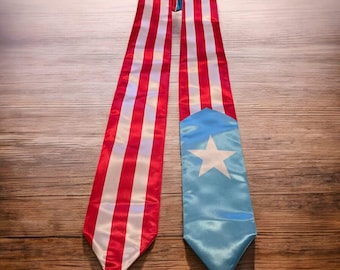 Estola de graduación con la bandera azul claro de Puerto Rico