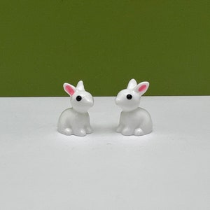 Miniatyr kaniner i älvträdgården, set med 2 terrariumskålar, trasig kruka, tomte, älva