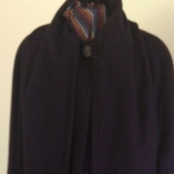 Manteau en laine d’aubergine avec détail de l’écharpe attachée