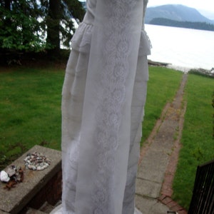 1960s White Formal Gown, Taffeta and Layers of Lace, 25 Waist image 5