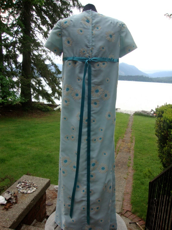 1960s White Daisies on Pale Blue Gown,  34" Bust - image 2