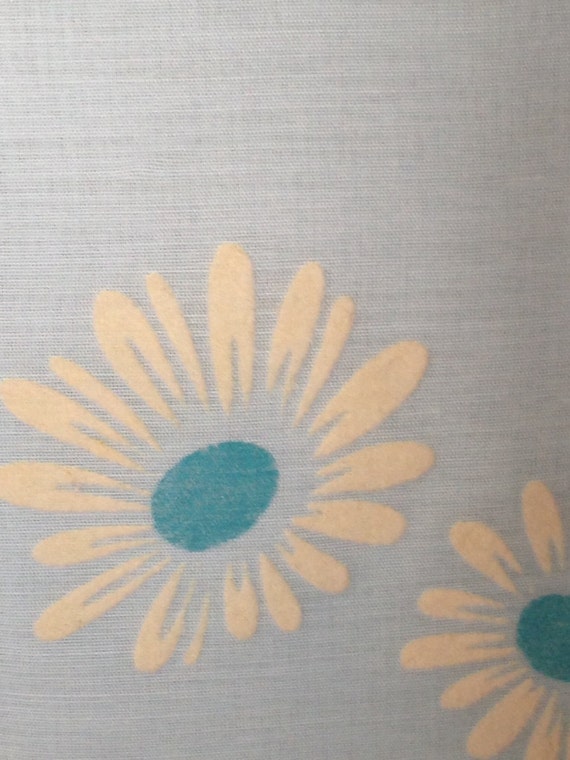 1960s White Daisies on Pale Blue Gown,  34" Bust - image 3