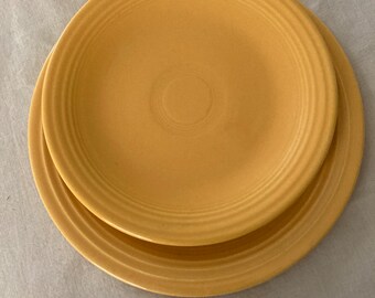 Dos platos Fiesta Ware