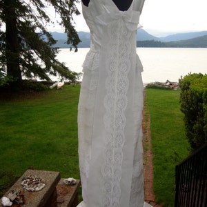 1960s White Formal Gown, Taffeta and Layers of Lace, 25 Waist image 4