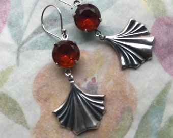 Ea-218 Earrings- Red set stones and silver-plated fan stamping. Free shipping.