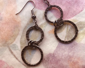 Ea-241 Ring earrings. Hammered gun metal coloured ring links and jump rings. Choice of earring findings. Free Shipping.