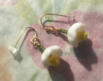 Ea-180 Daffodil Earrings. Narcissus Earrings. White and Yellow Glass Beads. Spring-Summer Dangle Earrings. Garden Earrings. Free Shipping.