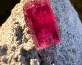Red Beryl on Rhyolite — Wah Wah Mountains, Beaver County, Utah, USA rare speciamen on matrix - the STRONGEST COLOUR old stock