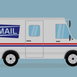 Könnte beinhalten: Ein weißer Postwagen mit dem Wort "MAIL" in Blau auf der Seite. Der Wagen hat rote und blaue Streifen und schwarze Räder. Der Hintergrund ist hellblau.