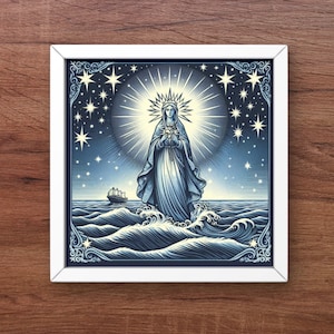 Op de afbeelding: Een ingelijste illustratie van een vrouw die in een stormachtige zee staat met een halo van sterren boven haar. De vrouw draagt een blauwe robe en houdt een hart in haar handen. De zee is diepblauw met witte golven.
