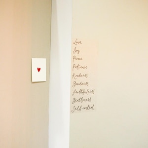 Calcomanía de pared con el fruto del Espíritu cristiano transparente, paquete de nueve pegatinas decorativas con letras de fe escritas a mano