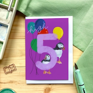 Cinquième carte d'anniversaire « high 5 » avec des macareux, des ballons et un grand chiffre cinq