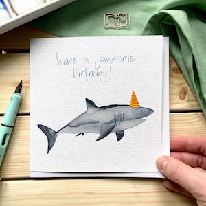 Tarjeta de cumpleaños de tiburón con sombrero de fiesta y un juego de palabras: tenga una fiesta de cumpleaños increíble, tarjeta de cumpleaños divertida para niños con animales