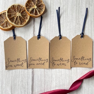 Lot de 8 étiquettes-cadeaux de Noël composées de 4 motifs calligraphiés à la main qui riment | quelque chose que vous voulez, ce dont vous avez besoin, quelque chose à porter, à lire - minimaliste