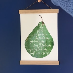 Christlicher Wandkunstdruck, Frucht des Geistes Dekor, Aquarell Birne mit weißer handbeschrifteter Schrift