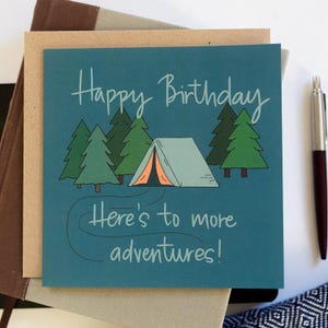 Ecco a più avventure campeggio selvaggio biglietto di compleanno