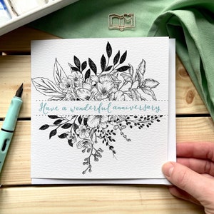 Tenha um aniversário maravilhoso - cartão de aniversário de luxo - cartão com flores e folhagens, com letras feitas à mão e textura leve