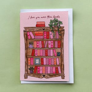 Ich liebe dich mehr als Bücher Grußkarte A6, zum Jahrestag, Muttertagskarte, romantisch. Bücherregal voller rosa und roter Bücher
