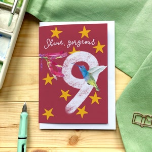 Tarjeta de noveno cumpleaños “Brilla, hermoso 9” con colibrí y flor, estrellas y un gran número nueve