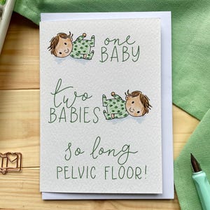 Carte de jumeaux drôles ou deuxième bébé pour nouveau-né, un bébé, deux bébés si longs du plancher pelvien, nouvelle mère, nouveaux parents, humour et esprit