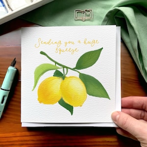 Tarjeta de felicitación de limón. Abrazo con un juego de palabras que dice “Te mando un gran abrazo” para un amigo.
