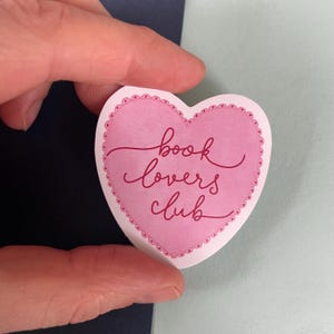 Sticker vinyle Book Lovers Club, sticker rose en forme de coeur, joli sticker imperméable mat calligraphie avec lettres à la main