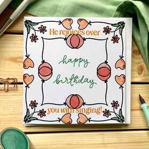 Carte d'anniversaire chrétienne - il se réjouit de vous avec des écritures chantées de Sophonie 3:17, carte d'anniversaire pour elle