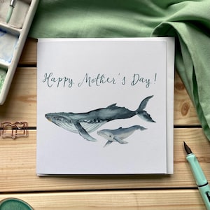 Cartão de feliz dia das mães - baleia azul com filhote de baleia