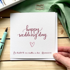 Carte de mariage chrétienne, joyeux jour de mariage avec verset des Écritures consacrés les uns aux autres dans l'amour, Romains 12:10