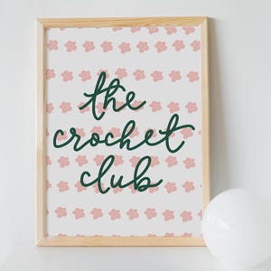 Impresión de arte de pared de The Crochet Club, patrón floral repetido en verde bosque y rosa bebé escrito a mano, decoración de dormitorio para adolescentes y preadolescentes