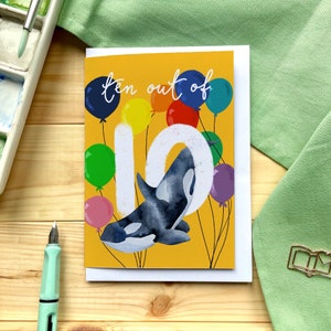 Carte d'anniversaire « dix sur 10 » avec des épaulards, des ballons et un grand chiffre dix