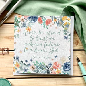 Florale christliche Karte - Corrie Ten Boom Zitat, haben Sie niemals Angst, eine unbekannte Zukunft einem bekannten Gott anzuvertrauen
