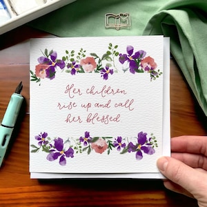 Tarjeta cristiana para mamá, tarjeta del Día de la Madre o tarjeta de cumpleaños, versículo bíblico Proverbios 31: sus hijos se levantan y la llaman bienaventurada