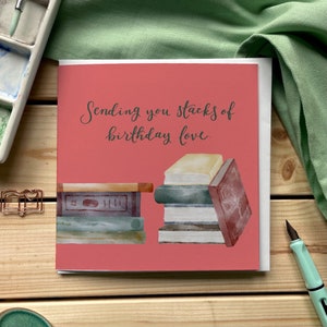 Boekverjaardagskaart, 'Singing you stacks of birthday love' felroze kaart voor boekenwurmfanaat