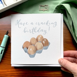 Tengo una tarjeta de cumpleaños con un huevo que se rompe, una tarjeta de cumpleaños con un juego de palabras para los amantes de las gallinas o los granjeros.
