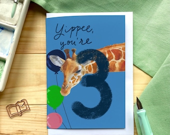 Troisième carte d'anniversaire « Youpi, tu as 3 ans ! avec une girafe, des ballons colorés et un grand chiffre trois