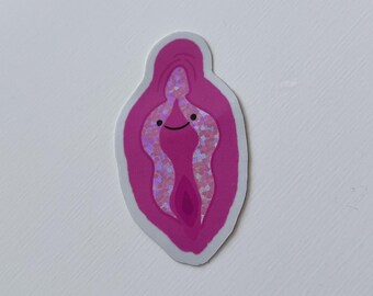 Könnte beinhalten: Ein pinkfarbener Aufkleber mit einem lächelnden Vulva-Design. Der Aufkleber hat einen weißen Rand und ein mehrschichtiges Design mit einem glitzernden Zentrum. Die Gesamtform ist eine abstrakte Darstellung der weiblichen Anatomie.