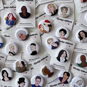 Puede incluir: Una colección de botones redondos y blancos con retratos ilustrados. Cada botón va acompañado de una pequeña tarjeta con el texto "Badge militant" e información de redes sociales. Los botones muestran diversos rostros y estilos.